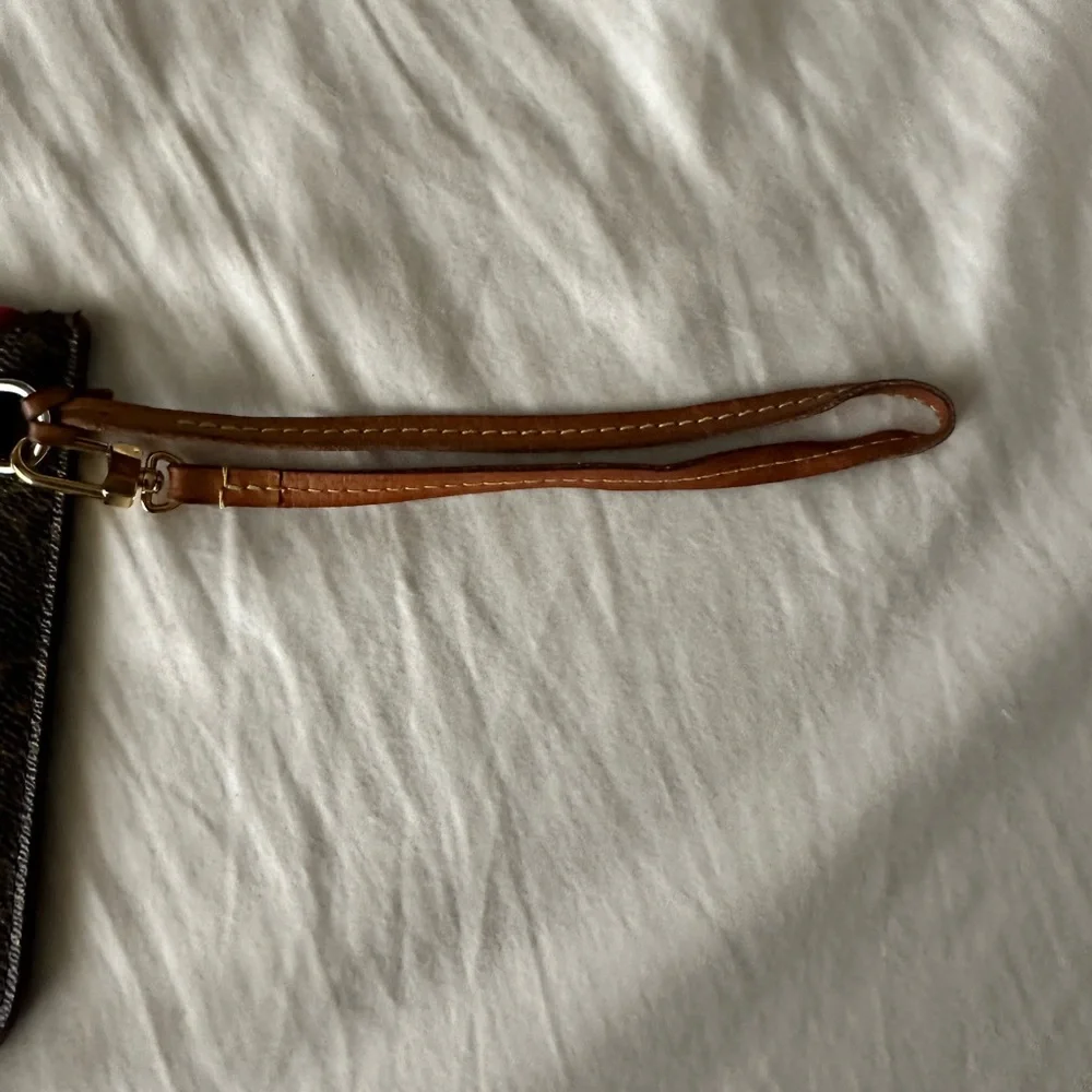 Authentic Louis Vuitton Monogram Neverfull Pouchette - Picture 5 of 9